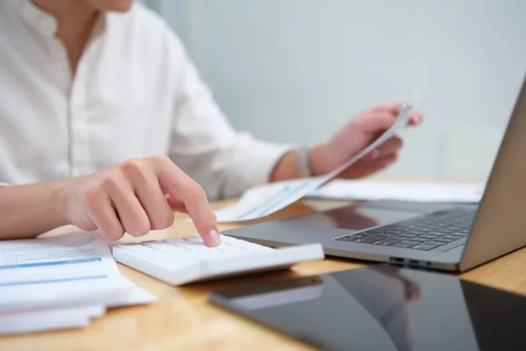 Dirigeant de PME effectuant l'évaluation des risques financiers et le contrôle interne de son entreprise