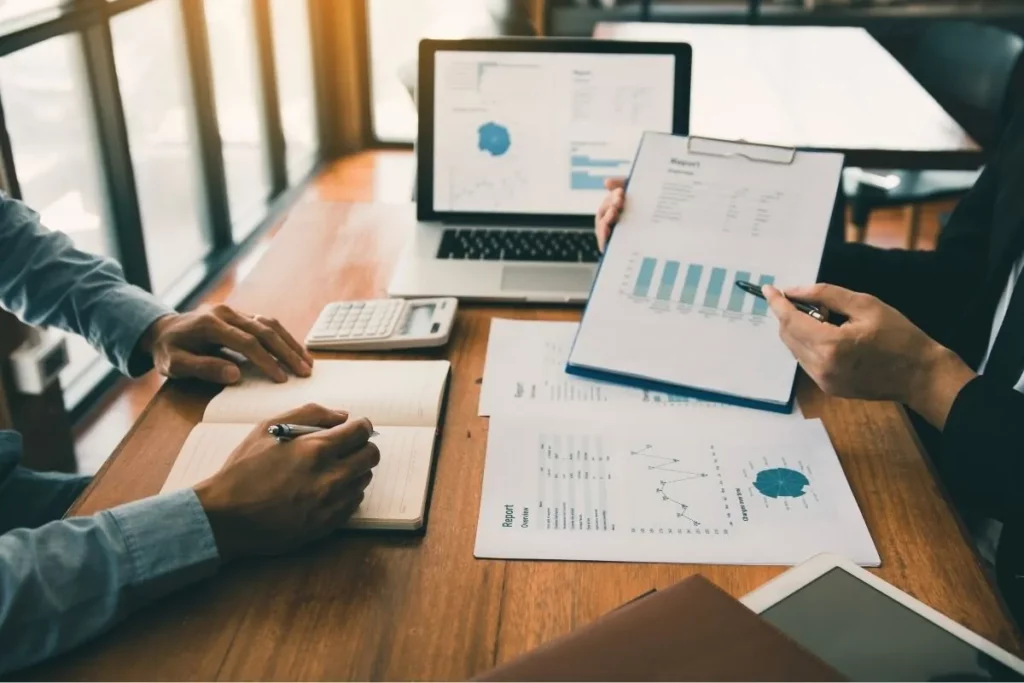 Consultation avec des experts Eterra Partners pour l'analyse du reporting extra-financier ESG et de la gouvernance d'entreprise