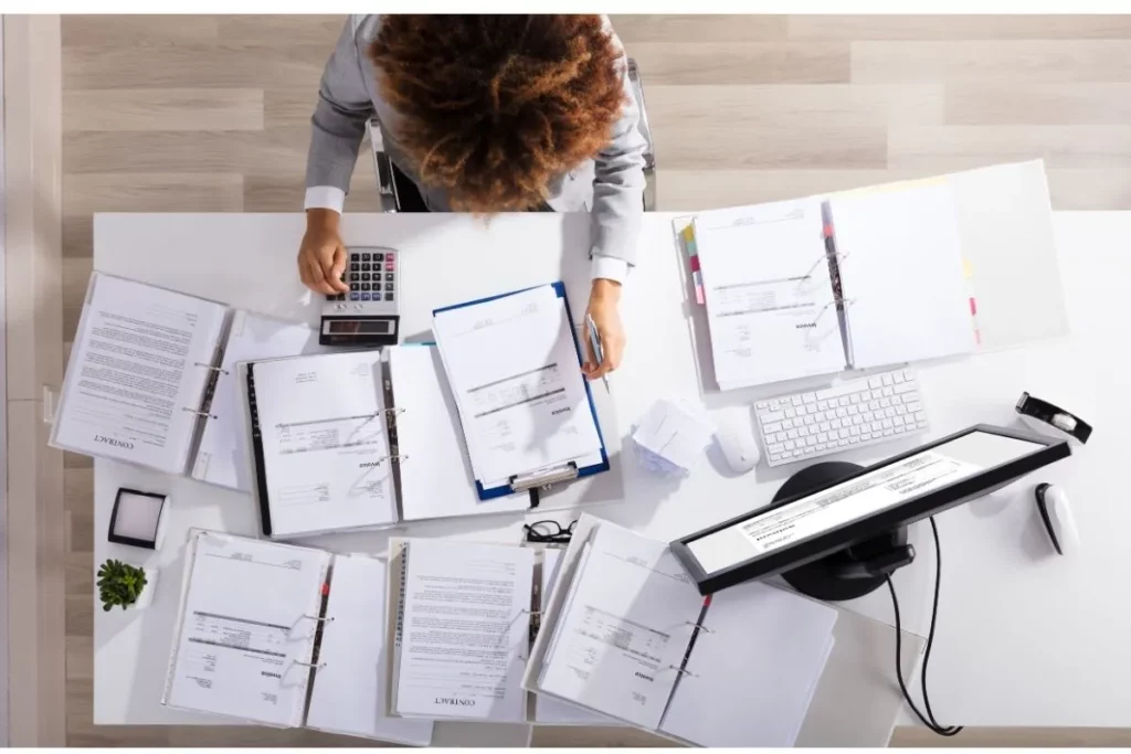 Consultant en compliance analysant les dossiers et documents administratifs pour la mise en conformité d'une PME.